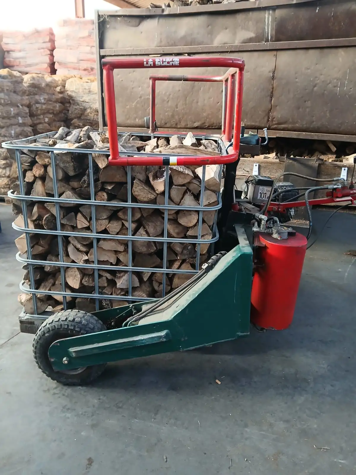 Dumper « La Bûche » Berthebois transportant une caisse palette de bûches calibrées sous le hangar