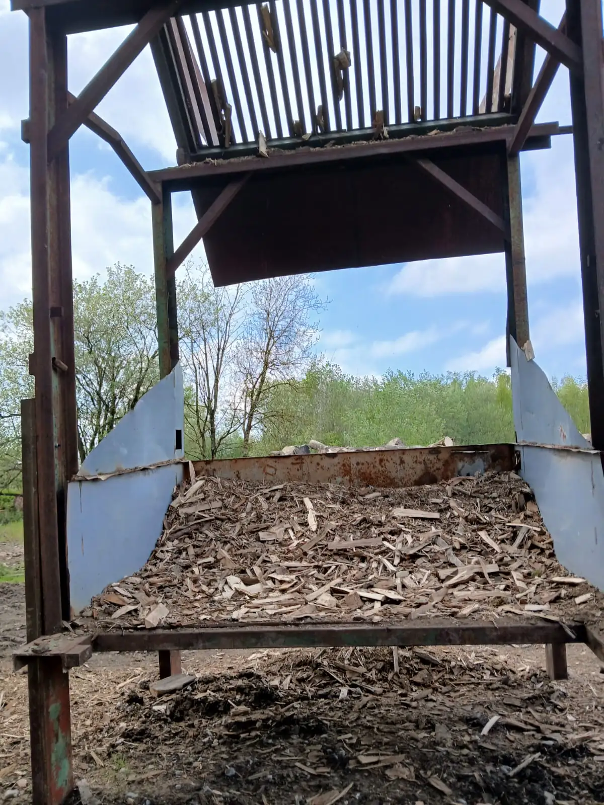 Ligne de sciage et fendage Berthebois — coupe sur place à Florennes