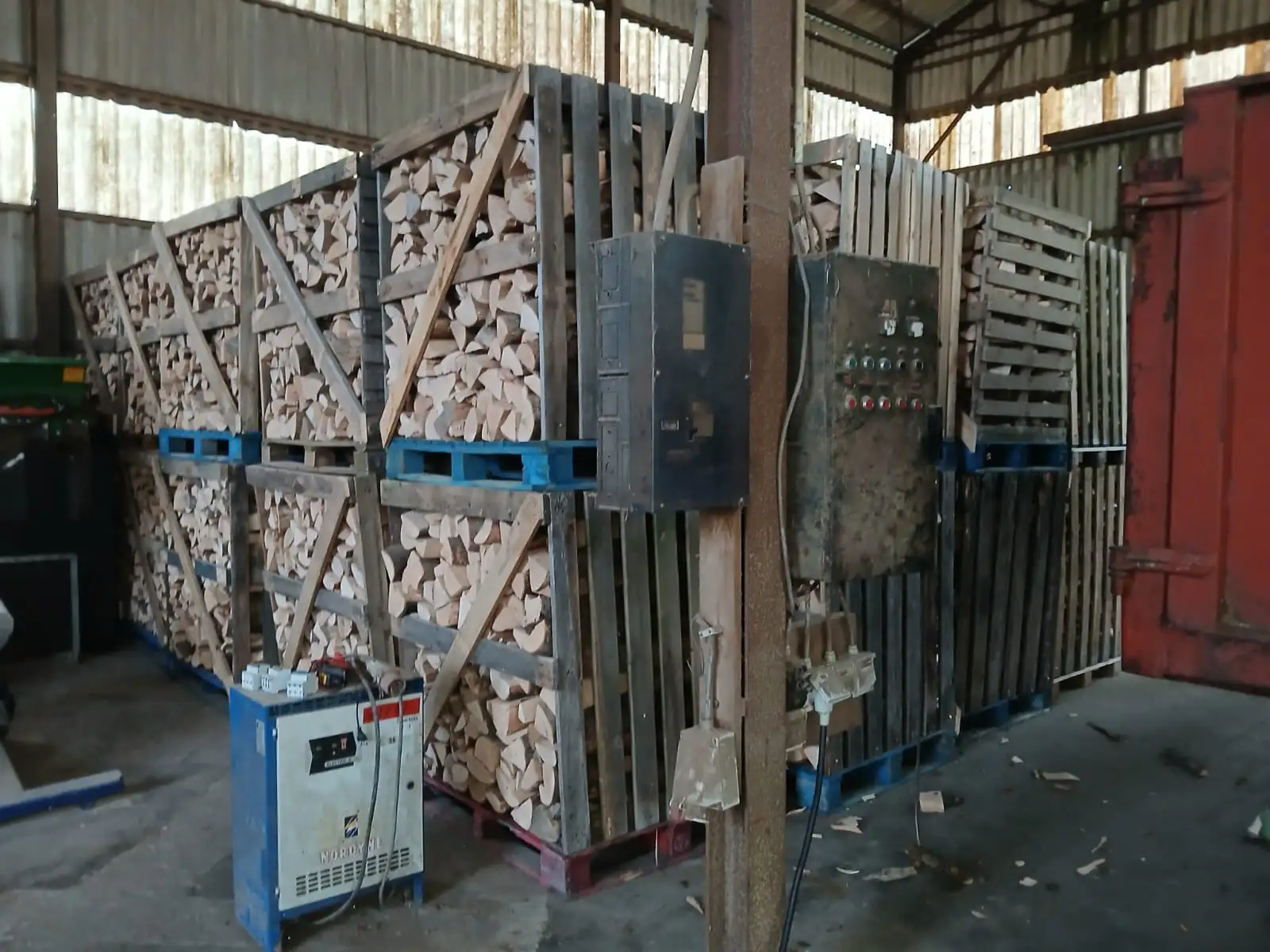 Stockage de bois sous hangar